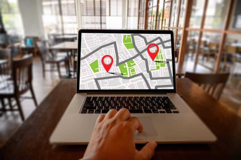Ordinateur portable affichant une carte avec des icônes GPS.